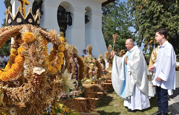 Dziekan Cieszanowski ks. dr Stanisław Solilak błogosławi wieńce dożynkowe