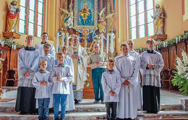 Zbigniew Płociński w gronie duszpasterzy i ministrantów