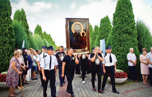 Obraz nieśli strażacy i Wojownicy Maryi