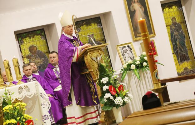 Homilię wygłosił i liturgii żałobnej przewodniczył bp Adam Bałabuch 