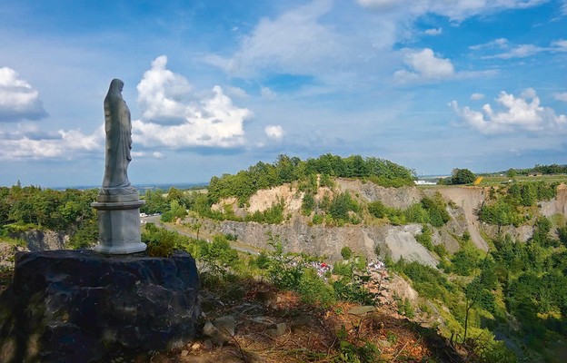 Figura Matki Bożej nad kamieniołomem i miastem