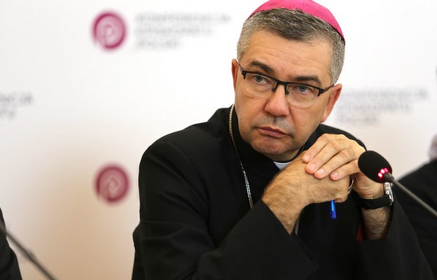 Bp Osial: Kościół chce rozmawiać z rządem o lekcjach religii i wypracować kompromis