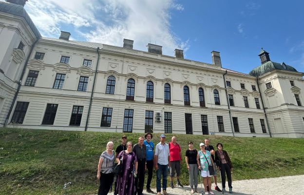 Grupa seniorów na tle pałacu Sanguszków w Lubartowie 