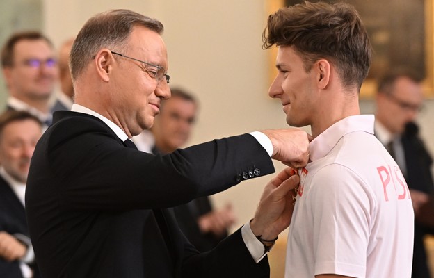 Prezydent Andrzej Duda (L) oraz trener mistrzyni olimpijskiej Mateusz Mirosław (P)