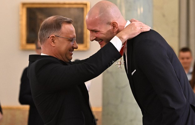 Prezydent Andrzej Duda (L) i siatkarz reprezentacji Polski Bartosz Kurek (P)