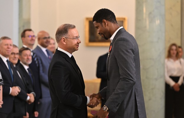 Prezydent Andrzej Duda (L) i siatkarz reprezentacji Polski Wilfredo Leon (P)