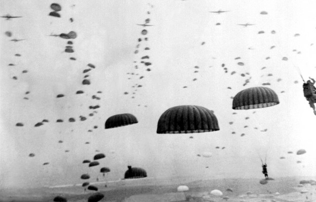 Spadochroniarze
1. Alianckiej
Armii
Powietrznodesantowej
lądują
w Holandii
podczas
operacji
„MarketGarden”,
wrzesień
1944 r.