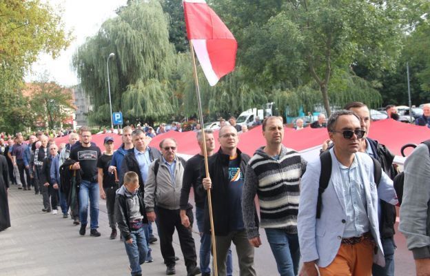 Z Zamku Królewskiego mężczyźni przemaszerują do sanktuarium Pierwszych Męczenników Polski w Międzyrzeczu