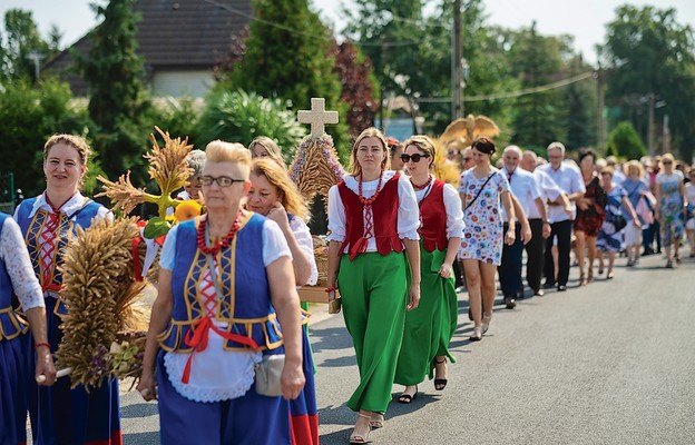 Przez Gostkowo przeszli mieszkańcy z wieńcami dożynkowymi