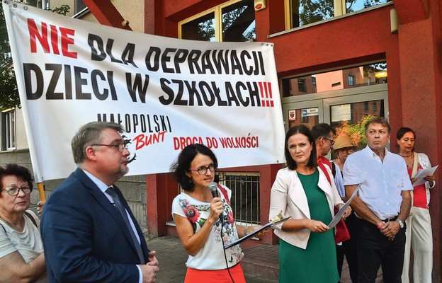 W krakowskim proteście uczestniczyli rodzice, nauczyciele, uczniowie i dziadkowie