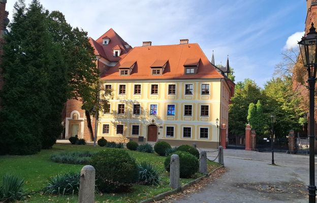 Muzeum Archidiecezjalne - wejście od placu katedralnego