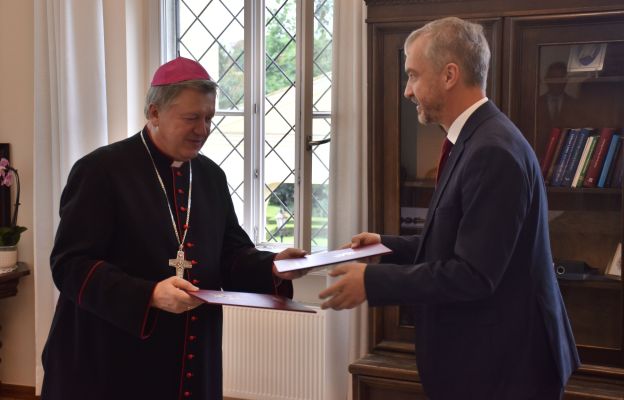 Abp Józef Kupny w imieniu Archidiecezji Wrocławskiej oraz Andrzej Jerie, dyrektor Ośrodka 