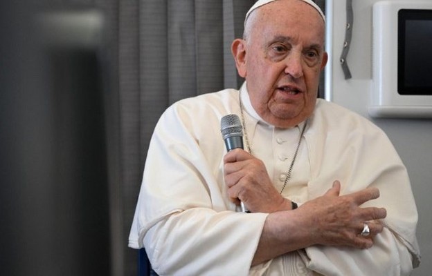 Papież Franciszek podczas konferencji prasowej w samolocie z Singapuru do Rzymu