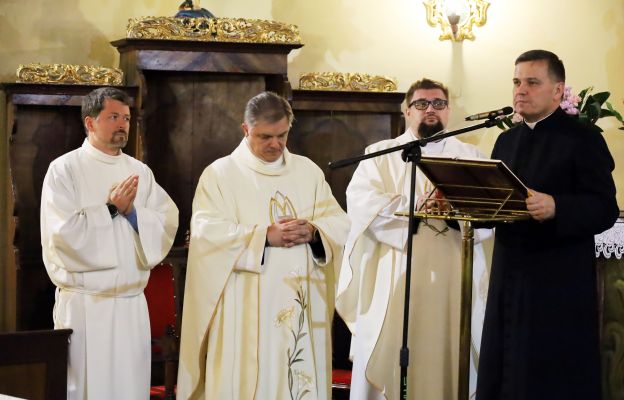 Przybyłych pielgrzymów do sanktuarium MB Bolesnej w Wałbrzychu wita ks. kan. Wiesław Rusin