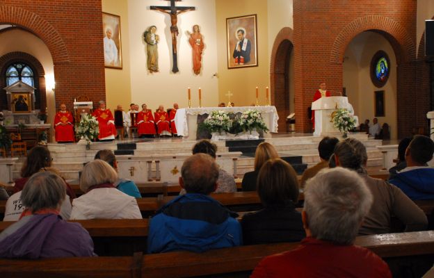 Bp Maciej Małyga tłumaczył podczas Eucharystii, że Boża miłość jest czynem.