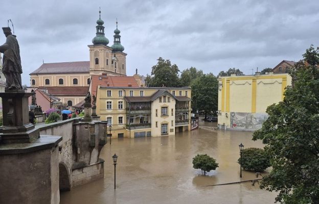 Kłodzko w dniu 15 września 2024 r. W oddali kościół ojców franciszkanów.