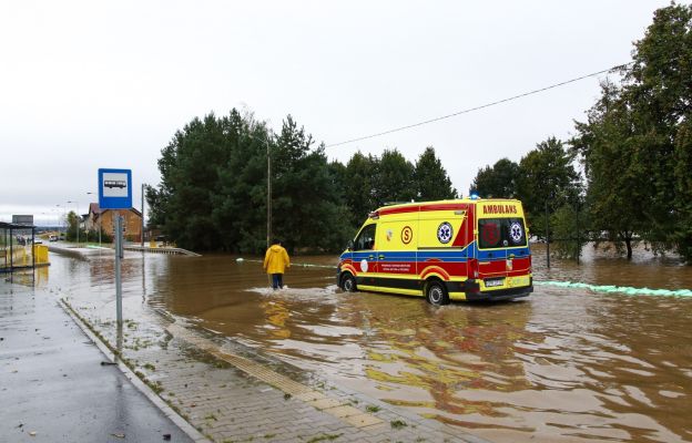 Ratownicy próbują dotrzeć do poszkodowanych