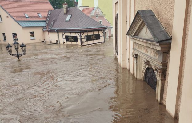 Wejście do kościoła MB Różańcowej w Kłodzku