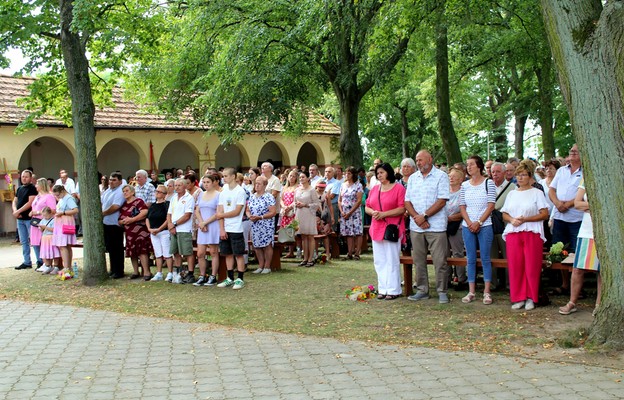 Wierni przybyli na odpust w Charbielinie i uczestniczący we Mszy św. mogli schronić się przed promieniami słonecznymi w cieniu licznych drzew