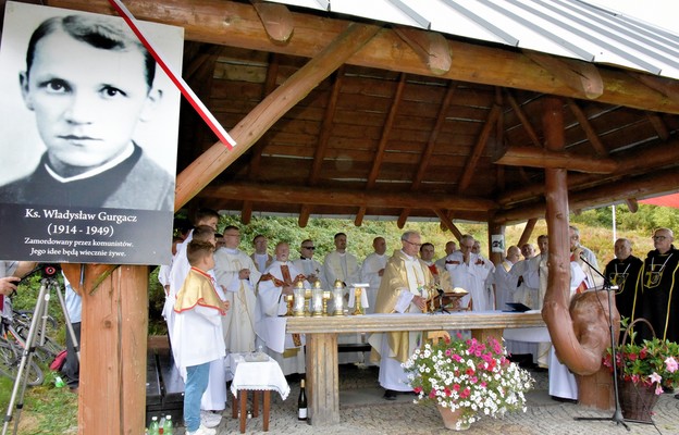 Kilkunastu kapłanów sprawowało Eucharystię na Hali Łabowskiej