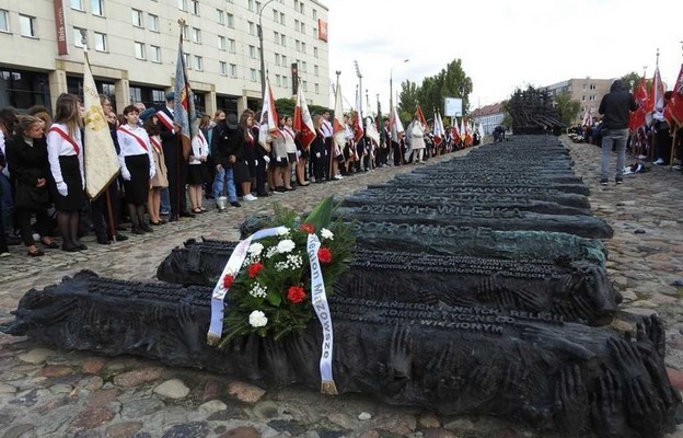 Uczniowie warszawskich szkół podczas apelu