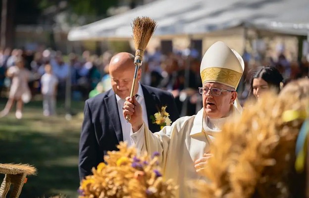 Biskup Mariusz Leszczyński błogosławi wieńce