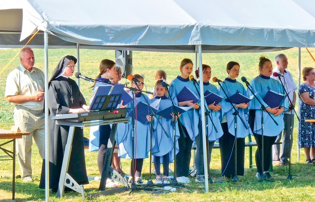 Śpiewem posługiwała schola parafialna pod przewodnictwem s. Łucji, pasterki