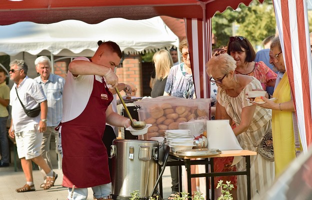 Piknik parafialny sprzyjał serdecznym rozmowom