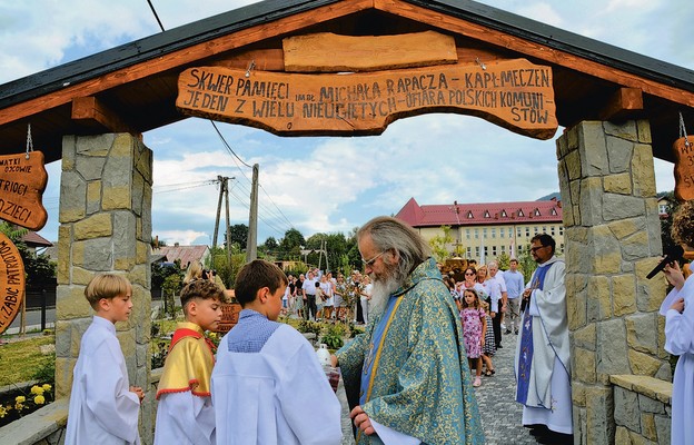 Procesja zatrzymała się także przed wejściem na Skwer Pamięci