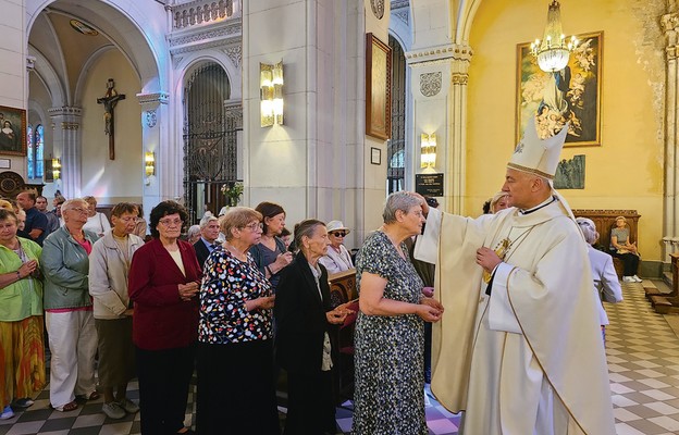 Bp Artur Ważny udziela sakramentu namaszczenia chorych