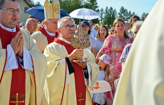 Relikwie błogosławionych wnoszone przez proboszcza parafii z Markowej