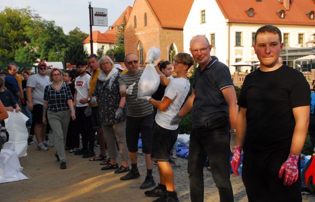 Budujące jest to, jak ludzie się jednoczą i wspólnie pracują.