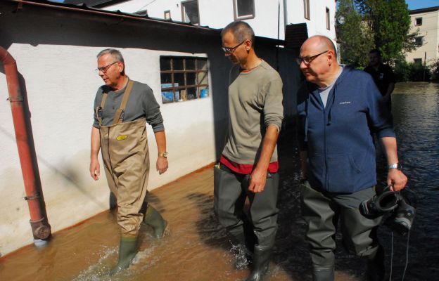 Po zalanym terenie parafii w Lewinie Brzeskim biskupów oprowadzał proboszcz ks. Krzysztof Dudojć.