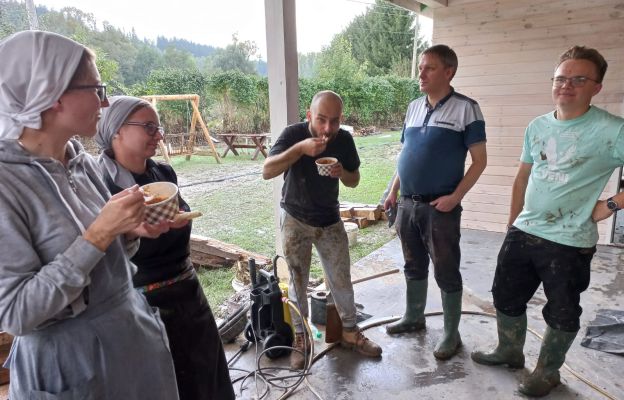 Kapłani oraz wolontariusze, w tym siostry zakonne, podczas przerwy na posiłek po ciężkiej pracy przy usuwaniu skutków powodzi w Stroniu Śląskim