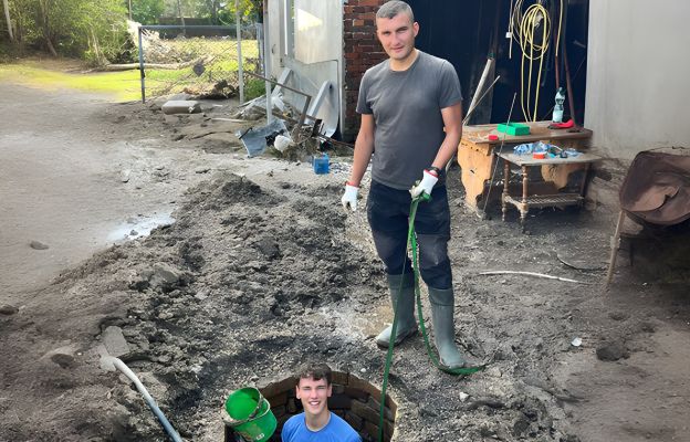 Kleryk Tomasz Nowicki wraz ks. Piotrem Milewiczem angażują się w prace porządkowe i odmulanie studni po powodzi w Stroniu Śląskim