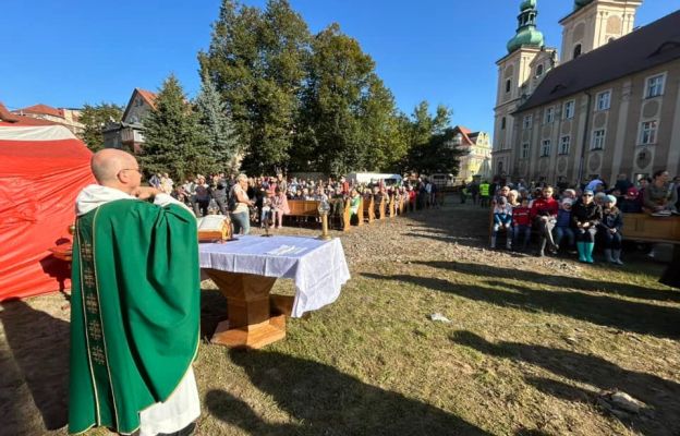 Msza święta polowa przez kościołem MB Różańcowej w Kłodzku