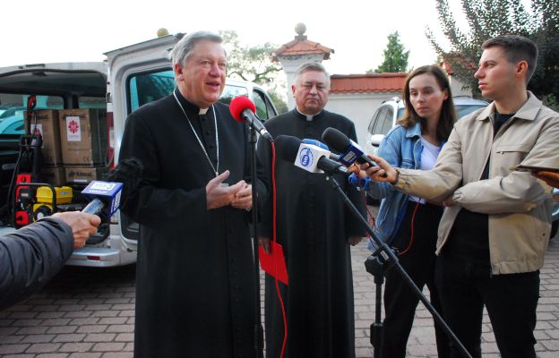 Abp Józef Kupny mówił dziś o pomocy Kościoła dla powodzian. Do Lewina Brzeskiego wyruszyły dziś agregaty prądotwórcze i myjki ciśnieniowe.