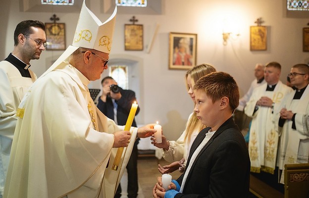 Dzieci i młodzież podczas liturgii