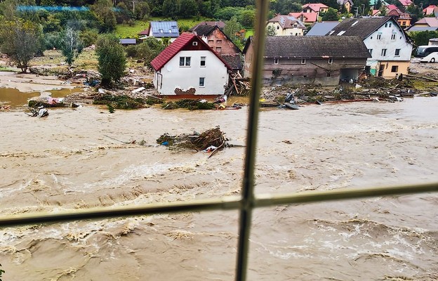 Widok powodzi z okna plebanii w Lądku-Zdroju