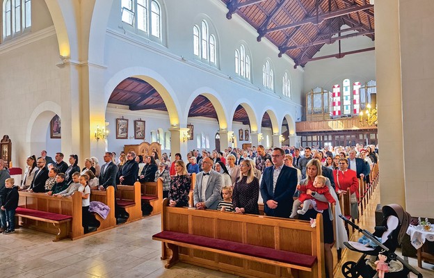 W dniu jubileuszu kościół wypełnili parafianie i goście