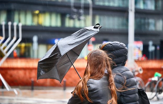 W czwartek i piątek mocniej zawieje. Mogą być przerwy w dostawie prądu