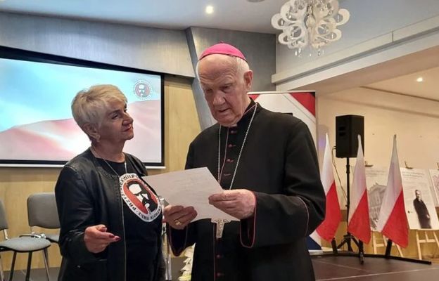 Bp Ignacy Dec w rozmowie z Krystyną Śliwińską, główną organizatorką wydarzenia