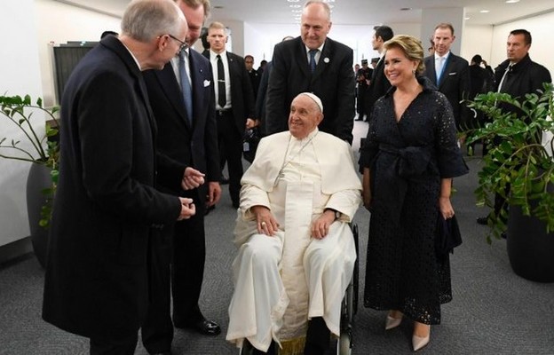 Papież Franciszek na lotnisku w Luksemburgu