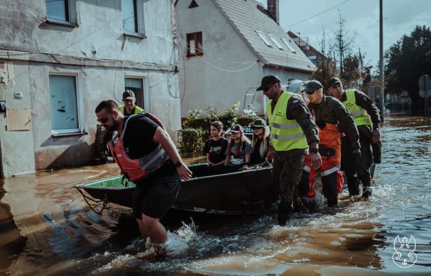 Terytorialsi pomagają ewakuować ludność z terenów popowodziowych