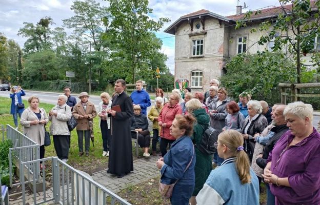 Modlitwa przy krzyżu przy ul. Komorowskiego we Wrocławiu