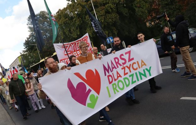 I starsi i młodsi, całe rodziny, manifestowały wartość rodziny i każdego ludzkiego życia, a szczególnie dzieci nienarodzonych