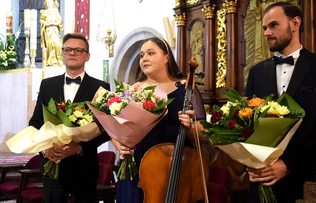 W koncercie wystąpili: Michał Kołodziej (organy), Martyna Kędroń (wiolonczela)
i Dominik Bitner (śpiew – baryton)