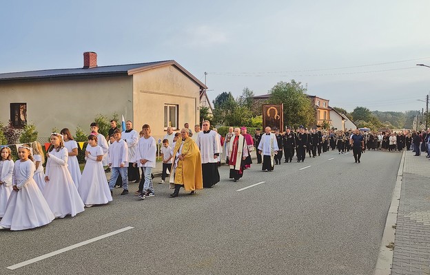 Przybyła w blasku słońca