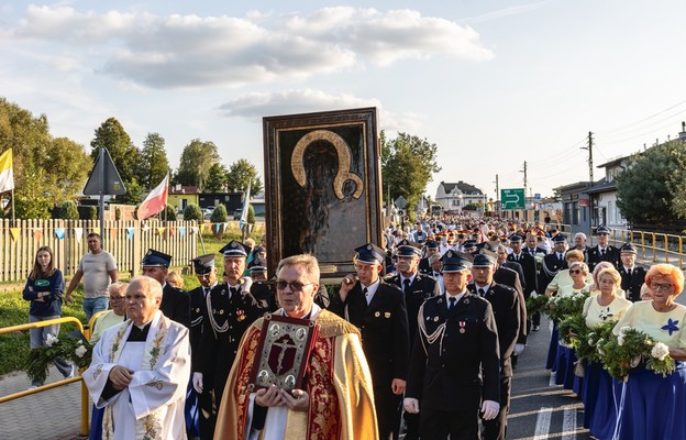 Podczas procesji obraz zdobiła girlanda, którą wykonały panie z koła emerytów