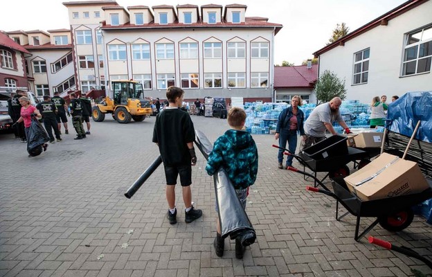 Główny magazyn pomocy w Stroniu Śląskim. Dzisiaj księża ze Stronia Śląskiego zaangażowani są w organizację pomocy w szkole, która graniczy z kościołem